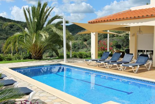 Villa Rosa Vidunderlig og romantisk villa i Calonge, Catalonien, Spanien med opvarmet pool til 8 personer. Huset ligger i et bakket, skovklædt og beboelsesområde, tæt på restauranter og barer, samt 4 km fra San Antoni de Calonge strand....