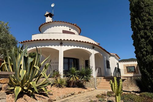 Villa Castell Rustykalna i urocza willa z podgrzewanym basenem w Calonge, Katalonia, Hiszpania dla 8 osób. Dom znajduje się w okolicy willowej....