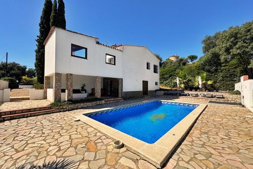 Villa Castell Rustik och charmig villa med uppvärmd pool i Calonge, Katalonien, Spanien för 8 personer. Huset ligger i ett bostadsområde....