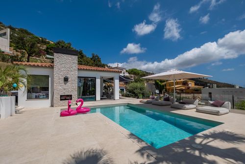 Villa Esta Premium Moderna y alegre villa con piscina climatizada en Castell-Platja d'Aro, Cataluña, España para 6 personas. La casa está situada en una zona costera y residencial y se encuentra a 3 km de la playa de Platja d'Aro....