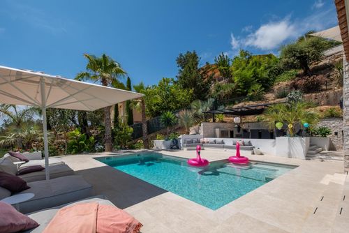 Villa Esta Premium Moderne und fröhliche Villa mit beheiztem Pool in Castell-Platja d'Aro, Katalonien, Spanien für 6 Personen. Das Haus befindet sich in einer Küsten- und Wohngegend und ist 3 km vom Strand von Platja d'Aro entfernt....