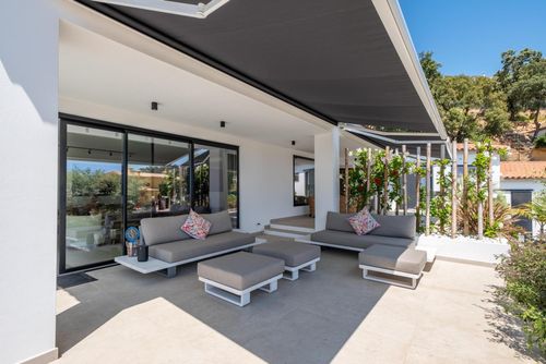 Villa Esta Premium Moderna y alegre villa con piscina climatizada en Castell-Platja d'Aro, Cataluña, España para 6 personas. La casa está situada en una zona costera y residencial y se encuentra a 3 km de la playa de Platja d'Aro....