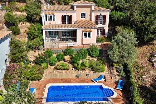 Villa Scandinavia Villa en Santa Cristina d'Aro, Cataluña, España, con piscina privada para 6 personas. La casa está situada en una zona residencial y montañosa....