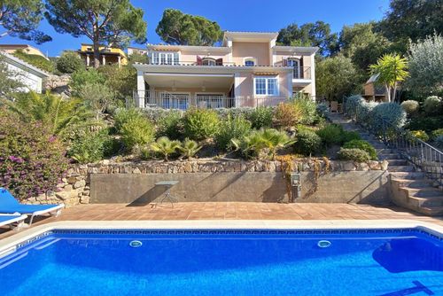 Villa Scandinavia Villa in Santa Cristina d'Aro, Catalonië, Spanje met verwarmd zwembad voor 6 personen. Het huis is gelegen in een heuvelachtige woonwijk....