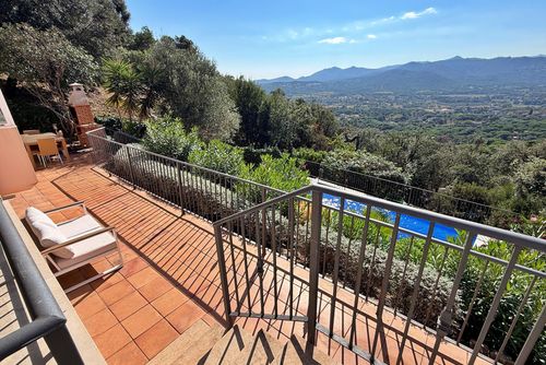 Villa Scandinavia Villa i Santa Cristina d'Aro, Katalonien, Spanien med privat pool för 6 personer. Huset ligger i ett kuperat och bostadsområde....