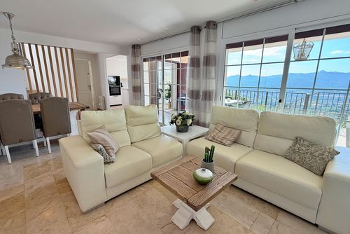 Villa Scandinavia Villa en Santa Cristina d'Aro, Cataluña, España, con piscina climatizada para 6 personas. La casa está situada en una zona residencial con colinas....