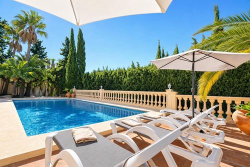Villa Hermosa: Javea, Costa Blanca, Spanje. Ligbedden en Terras en zwembad