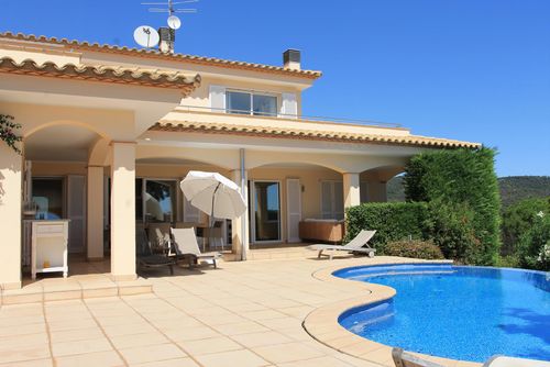 Villa Mediterranea Fantastisk og lys villa med privat svømmebasseng i Calonge, Catalonia, Spania for 6 personer. Huset ligger i et boligområde og nær restauranter og barer....