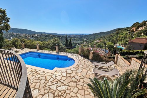Villa La Vista Herlig og romantisk villa med privat basseng i Calonge, Catalonia, Spania for 6 personer. Huset ligger i et skogkledd, boligområde i fjellene, nært restauranter og barer, samt 4 km fra stranden San Antoni de Calonge....