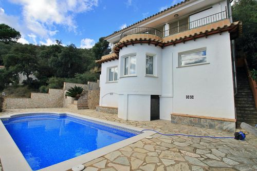 Villa La Vista Maravillosa y romántica villa con piscina privada en Calonge, Cataluña, España, para 6 personas. La casa está situada en una zona boscosa, residencial y montañosa, cerca de restaurantes y bares, y a 4 km de la playa de San Antoni de Calonge....