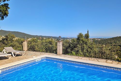 Villa La Vista Wonderful and romantic villa with private pool in Calonge, Catalonia, Spain for 6 persons. The house is situated in a wooded, residential and mountainous area, close to restaurants and bars and 4 km from San Antoni de Calonge beach....