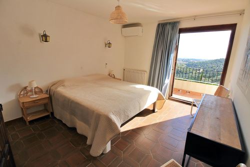 Villa La Vista Underbar och romantisk villa med privat pool i Calonge, Katalonien, Spanien för 6 personer. Huset är beläget i ett skogigt, bostadsområde i bergig terräng, nära restauranger och barer samt 4 km från San Antoni de Calonge-stranden....