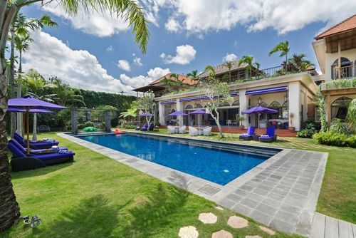 Sayang Damour Große und luxuriöse Villa mit privatem Pool in Seminyak, Bali, Indonesien für 12 Personen. Die Villa befindet sich in einem Wohngebiet am Strand, in der Nähe von Restaurants und Bars, Geschäften und Supermärkten, sowie 1 km vom Seminyak Beach entfernt....