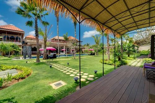 Sayang Damour Grote en luxueuze villa met privé zwembad in Seminyak, Bali, Indonesië voor 12 personen. De villa is gelegen in een woonwijk nabij het strand, dicht bij restaurants en bars, winkels en supermarkten, en op 1 km van het strand van Seminyak....