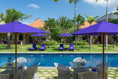 Sayang Damour Große und luxuriöse Villa mit privatem Pool in Seminyak, Bali, Indonesien für 12 Personen. Die Villa befindet sich in einem Wohngebiet am Strand, in der Nähe von Restaurants und Bars, Geschäften und Supermärkten, sowie 1 km vom Seminyak Beach entfernt....