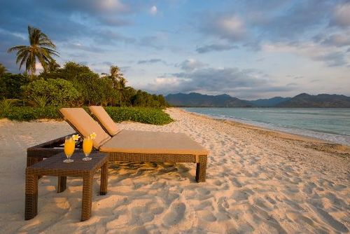 Sepoi Sepoi Geweldige en luxueuze villa met privézwembad in Noord-Lombok, Lombok, Indonesië voor 12 gasten. De villa is gelegen in een landelijke strandomgeving, dicht bij een golfbaan, 25 m van Sari Beach en 0....