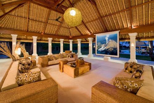 Sepoi Sepoi Wundervolle und luxuriöse Villa mit privatem Pool in Nord-Lombok, Lombok, Indonesien für 12 Gäste. Die Villa befindet sich in einer ländlichen Strandgegend, in der Nähe eines Golfplatzes, 25 m vom Sari Beach und 0,025 km von der Lombok-Straße entfernt....