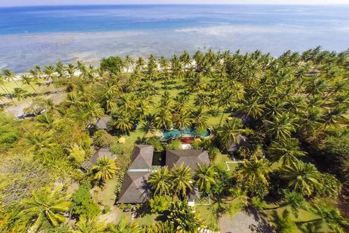 Anandita Schöne und luxuriöse Villa mit privatem Pool in Nord-Lombok, Lombok, Indonesien für 8 Personen. Die Villa befindet sich in der Nähe eines Golfplatzes und nur 25 m vom Strand entfernt....