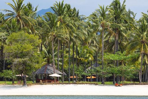 Anandita Schöne und luxuriöse Villa mit privatem Pool in Nord-Lombok, Lombok, Indonesien für 8 Personen. Die Villa befindet sich in der Nähe eines Golfplatzes und nur 25 m vom Strand entfernt....