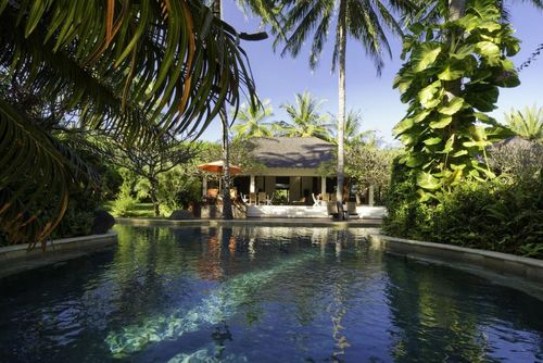 Anandita Schöne und luxuriöse Villa mit privatem Pool in Nord-Lombok, Lombok, Indonesien für 8 Personen. Die Villa befindet sich in der Nähe eines Golfplatzes und nur 25 m vom Strand entfernt....