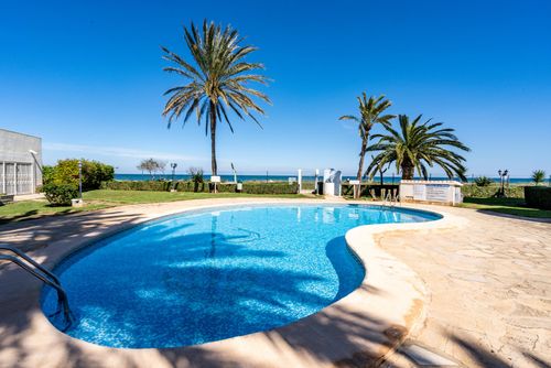 PlayaSol Bel appartement agréable à Denia, Costa Blanca, Espagne, avec une piscine commune pour 4 personnes. L'appartement est situé dans un quartier résidentiel en bord de plage, à proximité de restaurants, bars et supermarchés, et à seulement 25 m de la plage des Albaranes....
