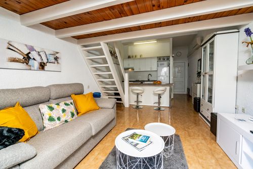 PlayaSol Appartement merveilleux et agréable à Denia, Costa Blanca, Espagne, avec une piscine commune pour 4 personnes. L'appartement est situé dans un quartier résidentiel près de la plage, à proximité de restaurants, bars et supermarchés, et se trouve à seulement 25 m de la plage de Los Albaranes....