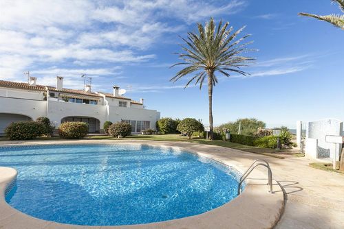 PlayaSol Magnifique et agréable appartement à Denia, Costa Blanca, Espagne avec piscine commune pour 4 personnes. L'appartement est situé dans une zone résidentielle de plage, à proximité des restaurants, bars et supermarchés et se trouve à 25 mètres de la plage Los Albaranes....