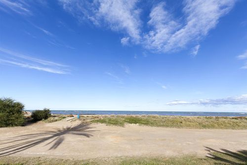 PlayaSol Bel appartement agréable à Denia, Costa Blanca, Espagne, avec une piscine commune pour 4 personnes. L'appartement est situé dans un quartier résidentiel en bord de plage, à proximité de restaurants, bars et supermarchés, et à seulement 25 m de la plage des Albaranes....