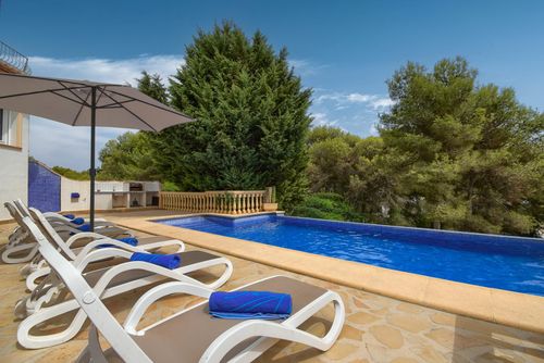 Anngo 4 pax Hermosa y cómoda villa en Xàbia, Costa Blanca, España, con piscina privada para 4 personas. La casa está situada en una zona de playa residencial, arbolada y montañosa, cerca de supermercados y a 4 km de la playa de La Granadella, Xàbia....