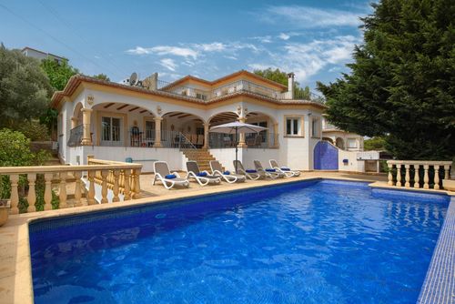 Anngo 4 pax Hermosa y confortable villa con piscina privada en Jávea, Costa Blanca, España, para 4 personas. La casa está situada en una zona residencial de playa, montañosa y arbolada, cerca de supermercados y a 4 km de la playa La Granadella, Jávea....