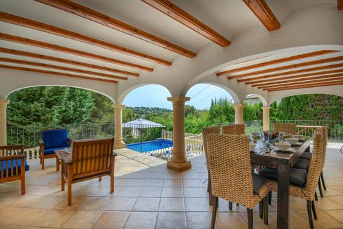 Anngo 4 pax Hermosa y confortable villa con piscina privada en Jávea, Costa Blanca, España, para 4 personas. La casa está situada en una zona residencial de playa, montañosa y arbolada, cerca de supermercados y a 4 km de la playa La Granadella, Jávea....