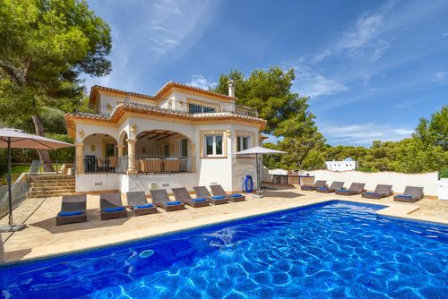 Anngo Dos 10 pax Moderne und komfortable Villa mit privatem Pool in Jávea, Costa Blanca, Spanien für 10 Personen. Das Haus befindet sich in einer waldreichen und ruhigen Strandgegend, nahe Supermärkten und 4 km vom Strand La Granadella, Jávea entfernt....
