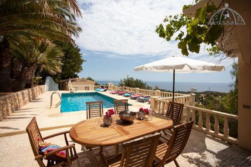 Splendid Grande et attrayante villa avec piscine privée à Altea, Costa Blanca, Espagne, pour 8 personnes. La maison est située dans une zone boisée, résidentielle et montagneuse, à seulement 2 km de la plage....