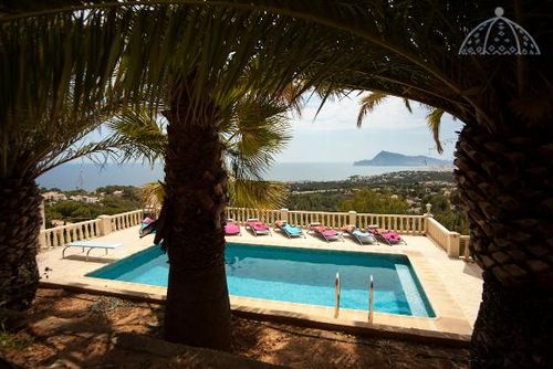 Splendid 8 Grote en prachtige villa in Altea, Costa Blanca, Spanje, met een privézwembad voor 8 personen. Het huis is gelegen in een bosrijke, residentiële en bergachtige omgeving, en ligt op 2 km van het strand....