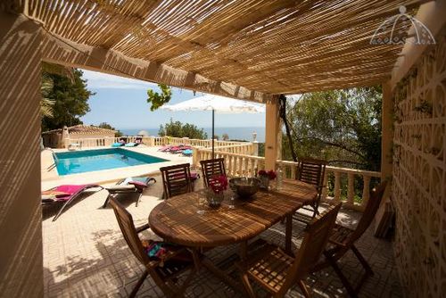 Splendid 8 Amplia y encantadora villa en Altea, Costa Blanca, España, con una piscina privada para 8 personas. La casa está situada en una zona residencial boscosa y montañosa, a 2 km de la playa....