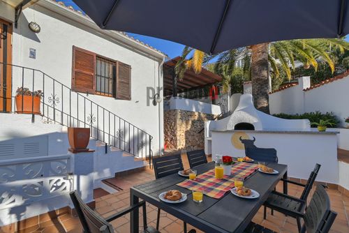 Villa Rona Superbe et confortable villa à Benissa, Costa Blanca, Espagne, avec piscine privée pour 6 personnes. La maison est située dans un quartier résidentiel près de la plage, à proximité d'un court de tennis, à 2 km de Cala Advocat, à 1,5 km de la plage et à 5 km de Moraira....