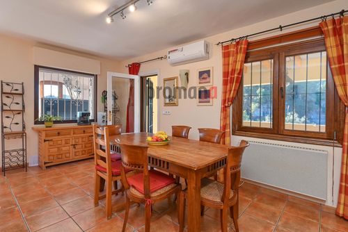 Villa Rona Prekrasna i udobna vila u Benissi, Costa Blanca, Španjolska s privatnim bazenom za 6 osoba. Kuća se nalazi u stambenom području blizu plaže, 2 km od Cala Advocat, 1....