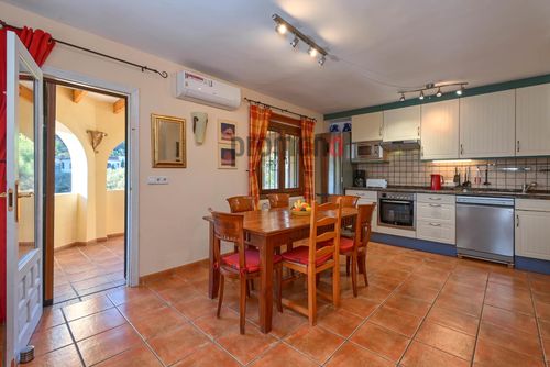 Villa Rona Superbe et confortable villa à Benissa, Costa Blanca, Espagne, avec piscine privée pour 6 personnes. La maison est située dans un quartier résidentiel près de la plage, à proximité d'un court de tennis, à 2 km de Cala Advocat, à 1,5 km de la plage et à 5 km de Moraira....