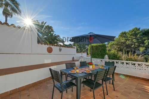 Villa Rona Vacker och bekväm villa i Benissa, Costa Blanca, Spanien med privat pool för 6 personer. Huset är beläget i ett bostadsområde nära stranden, nära en tennisbana, 2 km från Cala Advocat, 1....