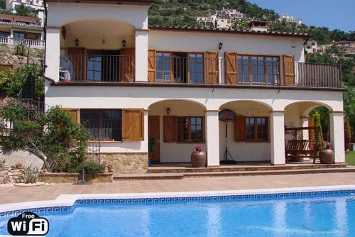 Villa Cassiopeia Willa w Calonge, Katalonia, Hiszpania z podgrzewanym basenem dla 12 osób. Dom znajduje się w spokojnej okolicy mieszkalnej....