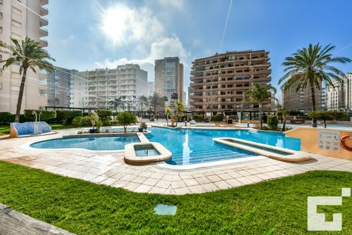 Apolo XVI 16 Appartement avec piscine commune à Calpe, Costa Blanca, Espagne, pour 7 personnes. L'appartement est situé à proximité de restaurants et bars, de boutiques et supermarchés, et se trouve à 25 m de la plage de La Fossa / Levante....