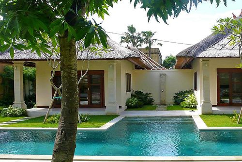 Cemara Schöne und freundliche Villa mit privatem Pool in Seminyak, Bali, Indonesien für 4 Personen. Das Haus befindet sich in einem Wohngebiet in Strandnähe, nahe Restaurants und Bars, Geschäften und Supermärkten, und nur 500 m vom Gado Gado Strand entfernt....