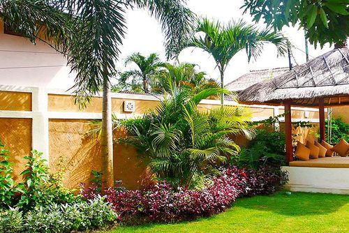 Cemara Hermosa y alegre villa con piscina privada en Seminyak, Bali, Indonesia, ideal para 4 personas. La casa está situada en una zona residencial cerca de la playa, a pocos pasos de restaurantes y bares, tiendas y supermercados, y a 500 m de la playa Gado Gado....