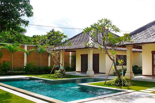 Cemara Piękna i radosna willa z prywatnym basenem w Seminyak, Bali, Indonezja dla 4 osób. Dom znajduje się w mieszkalnej okolicy nadmorskiej, w pobliżu restauracji i barów, sklepów i supermarketów, zaledwie 500 m od plaży Gado Gado....