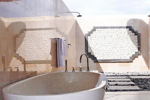 Cemara Magnifique et joyeuse villa avec piscine privée à Seminyak, Bali, Indonésie pour 4 personnes. La maison est située dans un quartier résidentiel en bord de mer, à proximité de restaurants et bars, de boutiques et supermarchés, et à 500 m de la plage de Gado Gado....