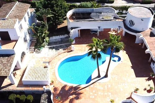 Timon Maravillosa y lujosa villa en Moraira, Costa Blanca, España, con piscina privada para 8 personas. La villa se encuentra en una zona residencial, cerca de restaurantes y bares, tiendas y supermercados, y a 500 m de la playa de Playa Ampolla....