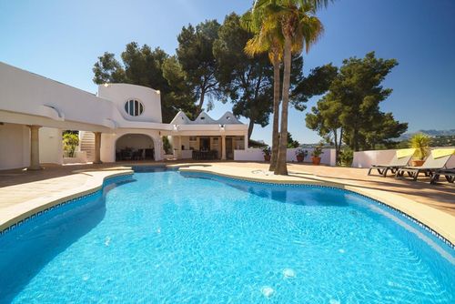 Timon Wundervolle und luxuriöse Villa in Moraira, Costa Blanca, Spanien, mit einem privaten Pool für 8 Personen. Die Villa befindet sich in einer Wohngegend, in der Nähe von Restaurants und Bars, Geschäften und Supermärkten, und 500 m vom Playa Ampolla Strand entfernt....