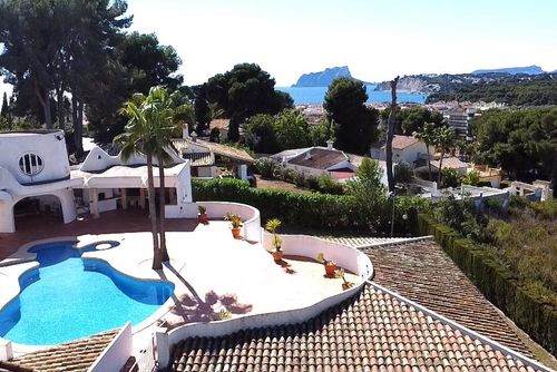 Timon Wundervolle und luxuriöse Villa in Moraira, Costa Blanca, Spanien mit privatem Pool für 8 Personen. Die Villa befindet sich in einer Wohngegend, nah an Restaurants und Bars, Geschäften und Supermärkten, sowie 500 m vom Playa Ampolla Strand entfernt....