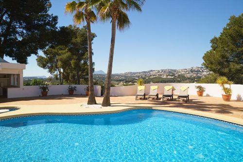 Timon Maravillosa y lujosa villa en Moraira, Costa Blanca, España, con piscina privada para 8 personas. La villa se encuentra en una zona residencial, cerca de restaurantes y bares, tiendas y supermercados, y a 500 m de la playa de Playa Ampolla....