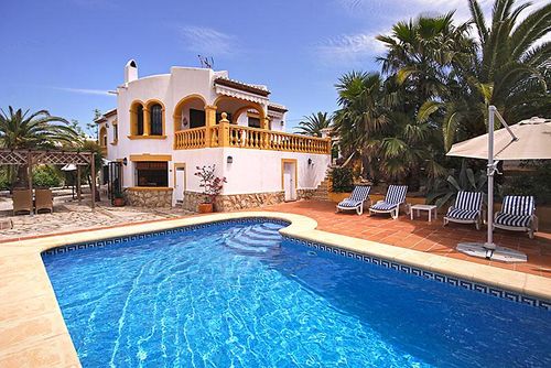 Sol Belle et confortable villa à Xàbia, Costa Blanca, Espagne, avec piscine privée pour 4 personnes. La maison est située dans un quartier résidentiel en bord de plage à 3 km de la plage d'El Arenal, Xàbia....